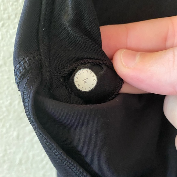 Lululemon Tank Top with Built in Bra. Size: 4 - Picture 4 of 4